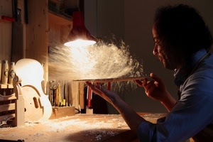artigiano, luce, artigianato, legno, mani, uomo, polvere, lavoro, soffiare, tavolo, liutaio, violino, segatura